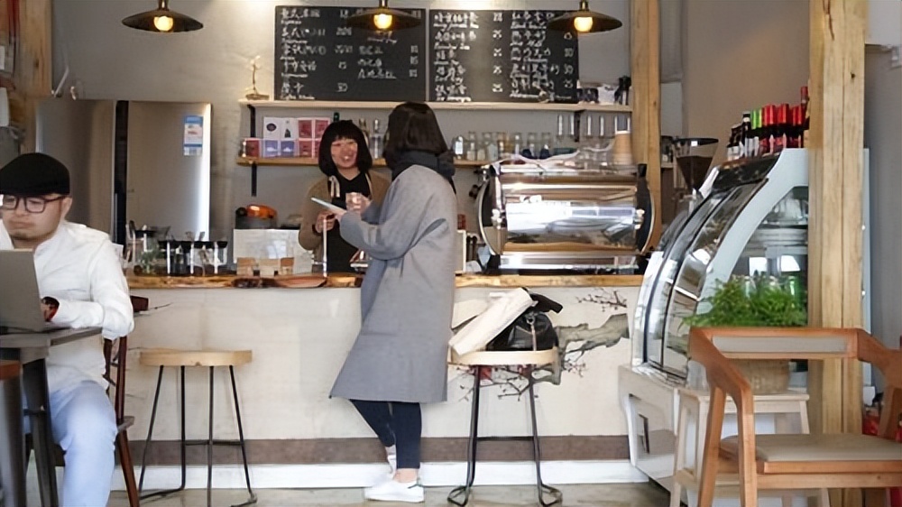 3000家门店销声匿迹,靠卖中餐自救,“咖啡大王”上岛怎沦落至此?