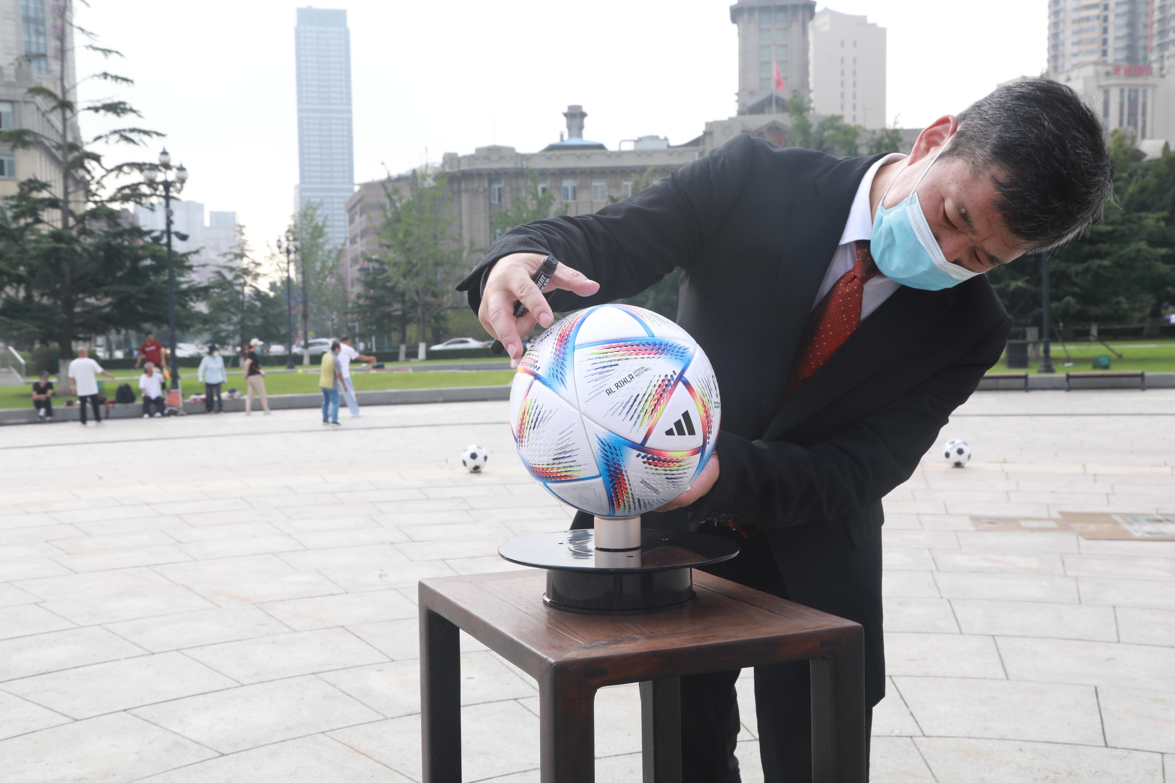 球迷24年收藏各种球衣200件,历届世界杯藏品