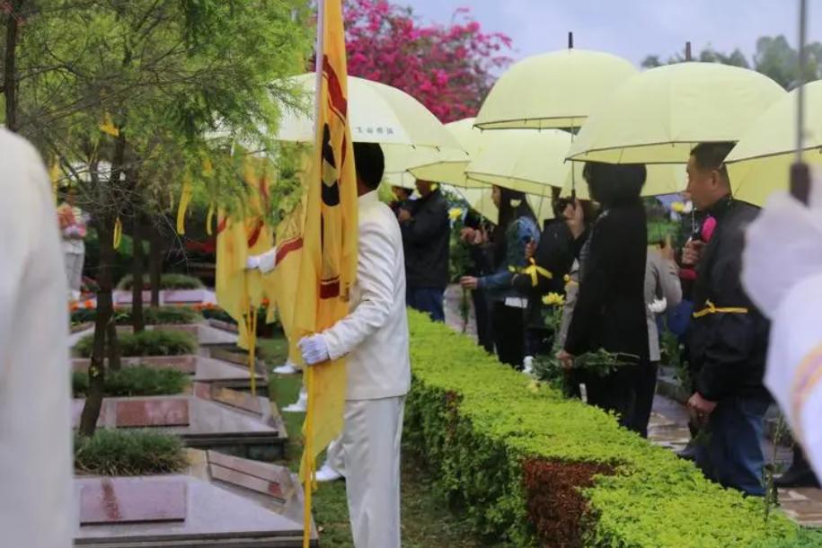 00后女孩去守墓工作,00后女孩晒守墓