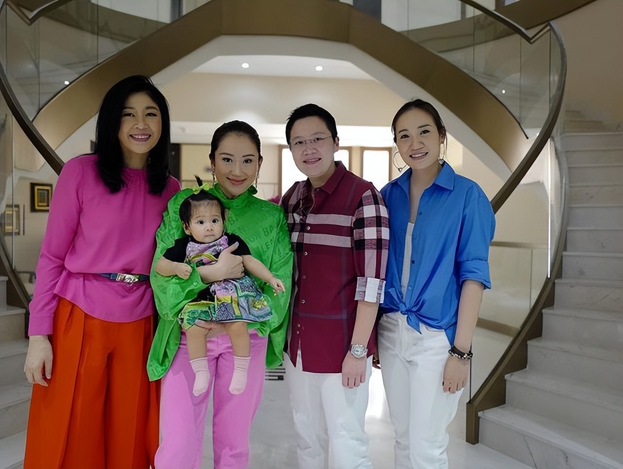 英拉穿傣装照片,泰国英拉泼水节