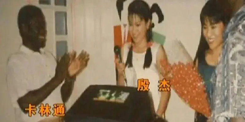 90年北大学霸远嫁非洲，因战争只能回国卖盒饭，再见老公已是大官