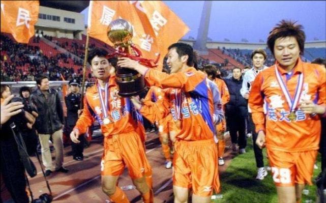 泰山队时隔15年再夺双冠,山东鲁能泰山经典比赛