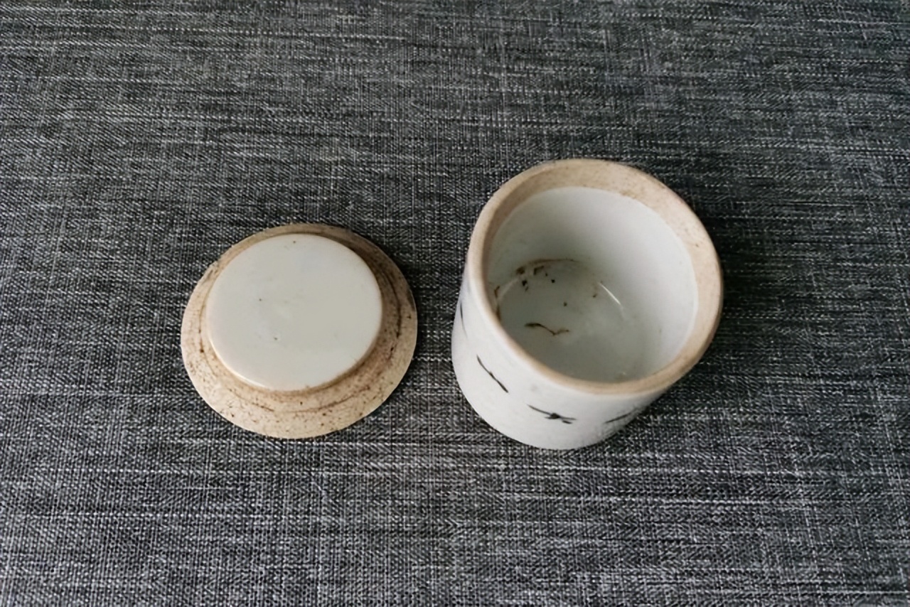 古人文房中，一般都少不了双斗，现代人已经不知道它们是什么东西