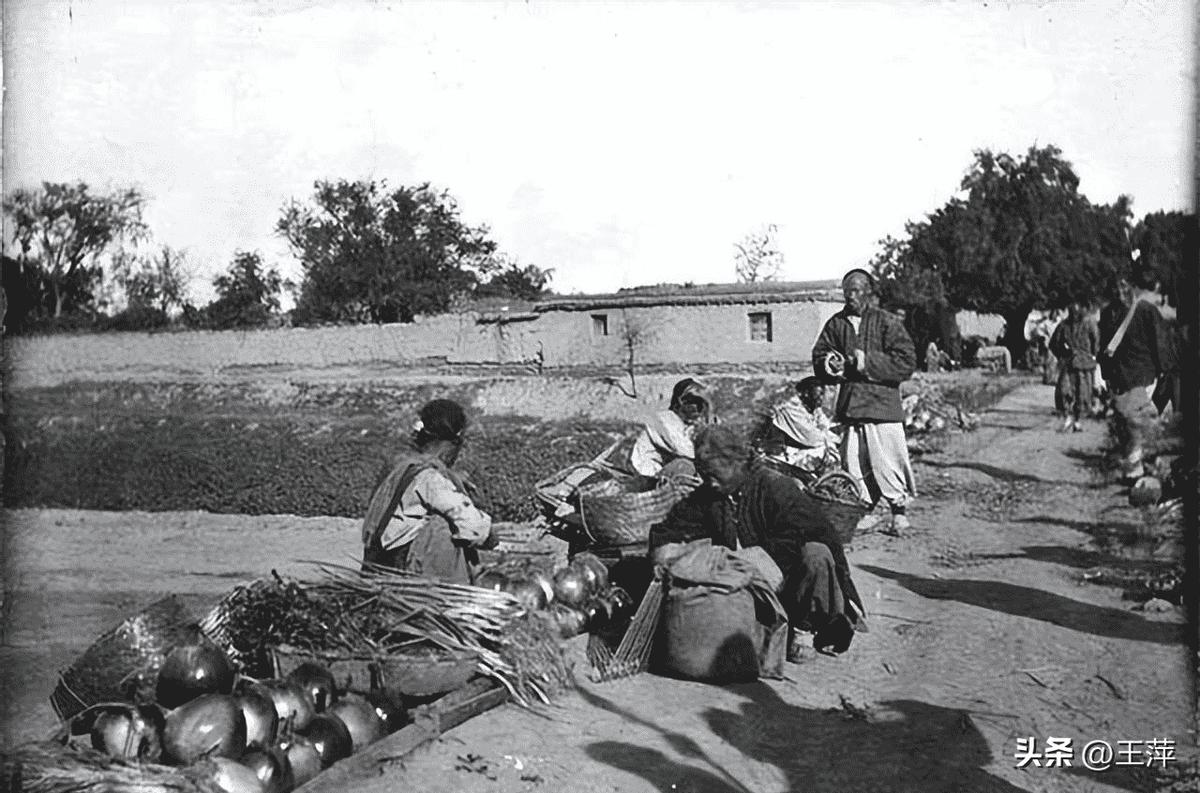 侵华日军残酷*行暴**,女子为活命脱下衣服让日本人拍摄,*辱侮**至死