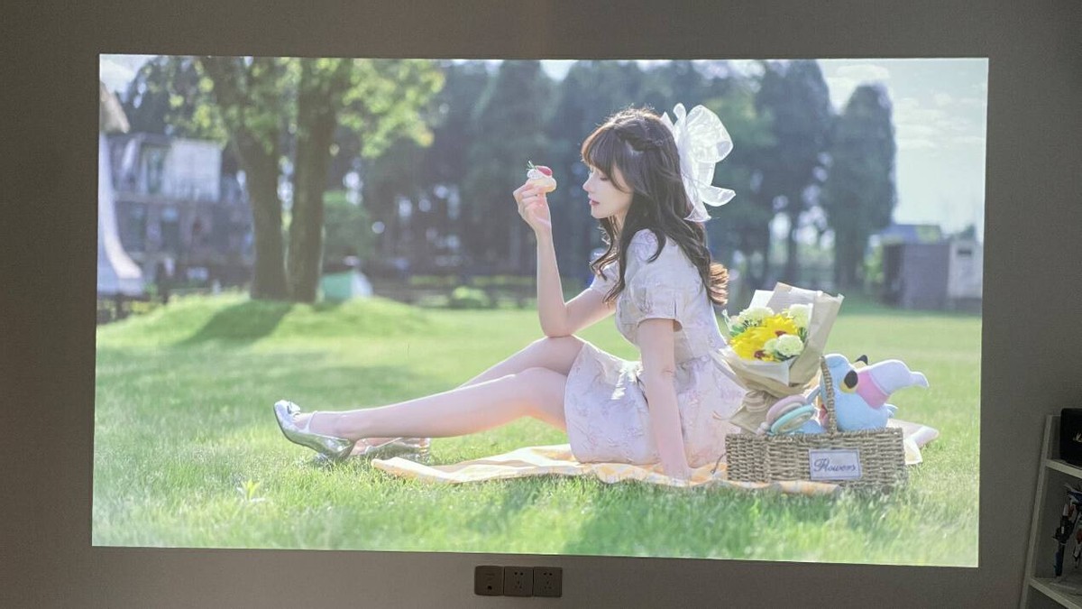 有它，挤啥电影院？AOCL1智能投影实测：2500ANSI流明+帝瓦雷调音