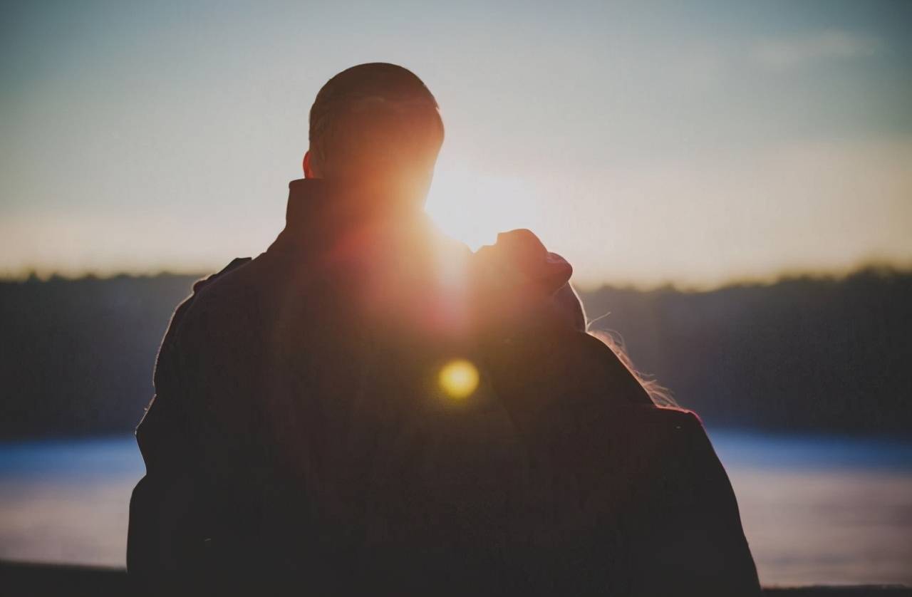 一招看穿一个人是真爱还是假爱,如何判断一个女人是真爱还是假爱