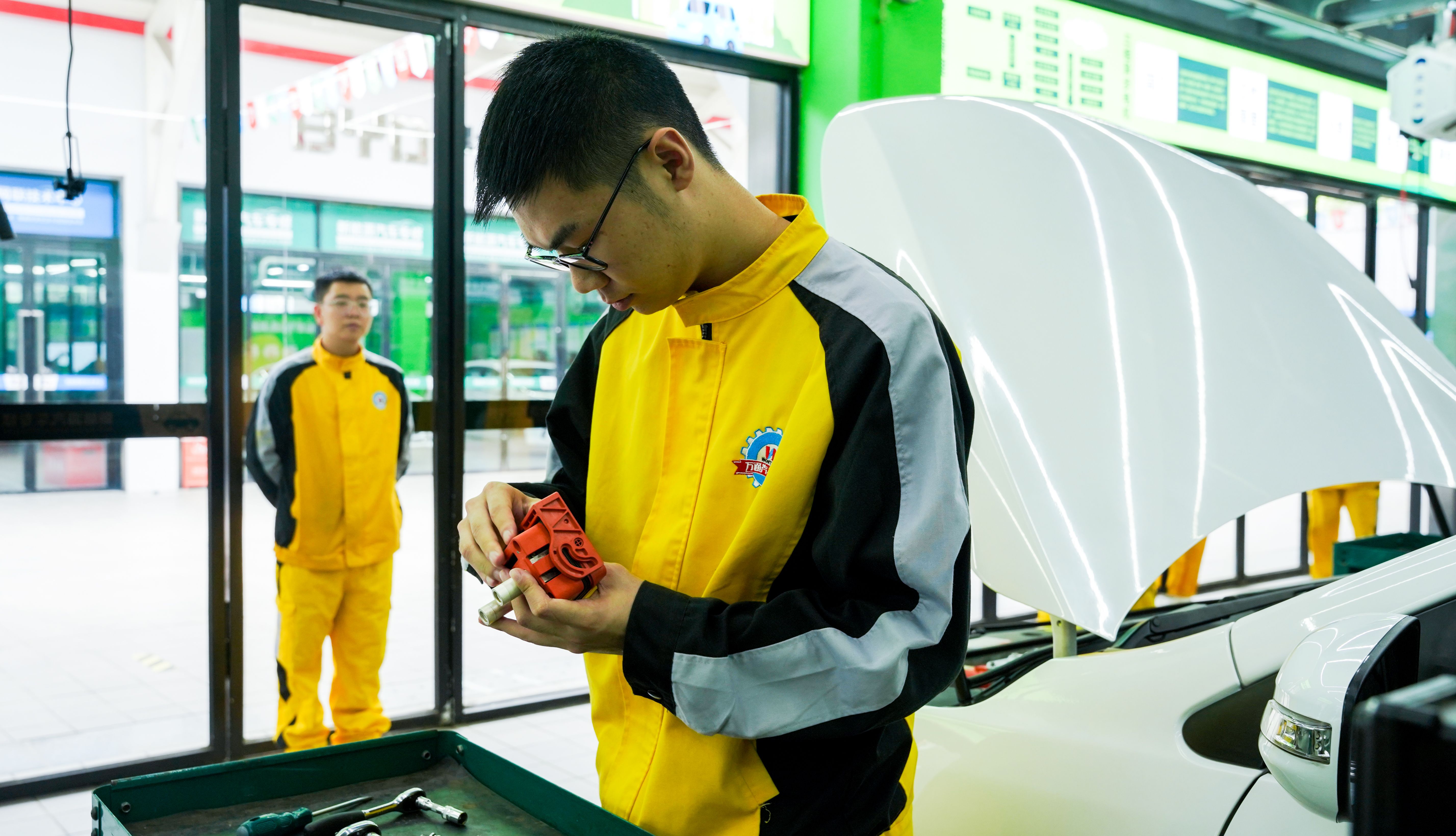 技校学什么专业最好初中毕业,男孩子初中毕业能学的专业