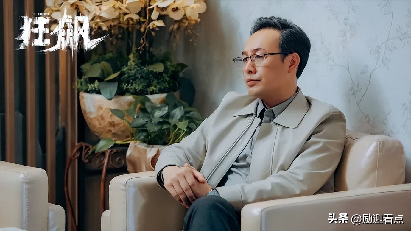 张颂文签名照被卖8000引发热议，揭秘背后的明星代拍灰色产业链