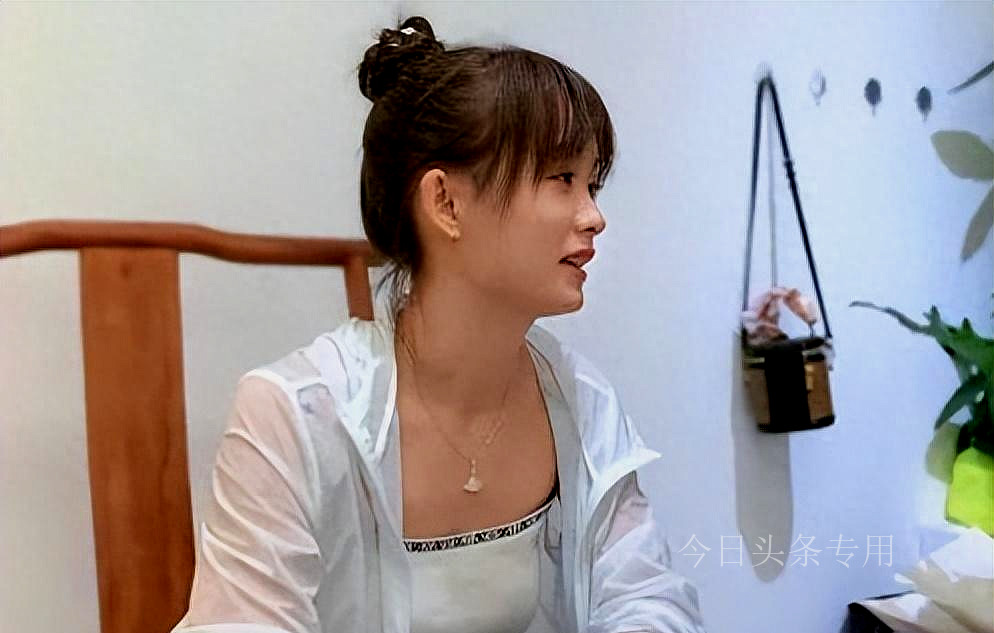 网红严素穿超短裙洗衣服，弯腰下蹲打码处理，网友：建议封杀