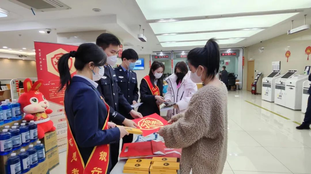 春节将至冰城公安送出“反诈福”