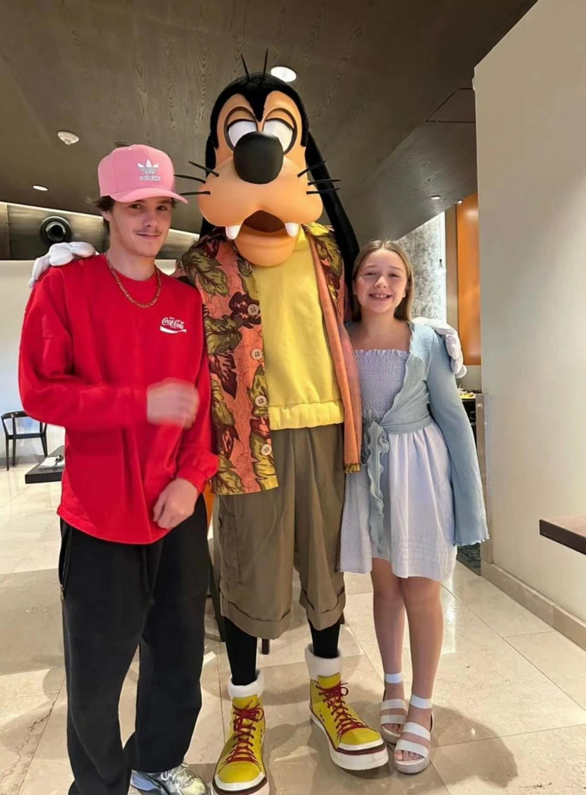 贝嫂带小七出街购物,贝嫂抱小七纽约逛街