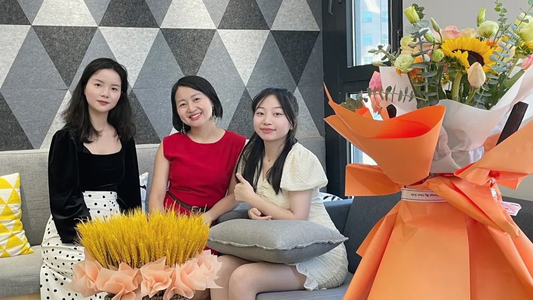 今天我们小张旗鼓地正式开业了