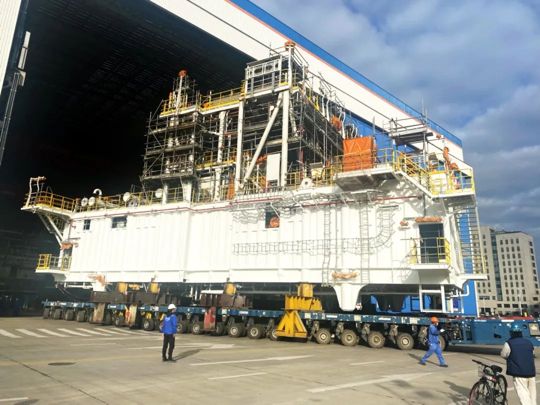 1300吨模块吊装！“格里亚”轮再气化模块“安家落户”！