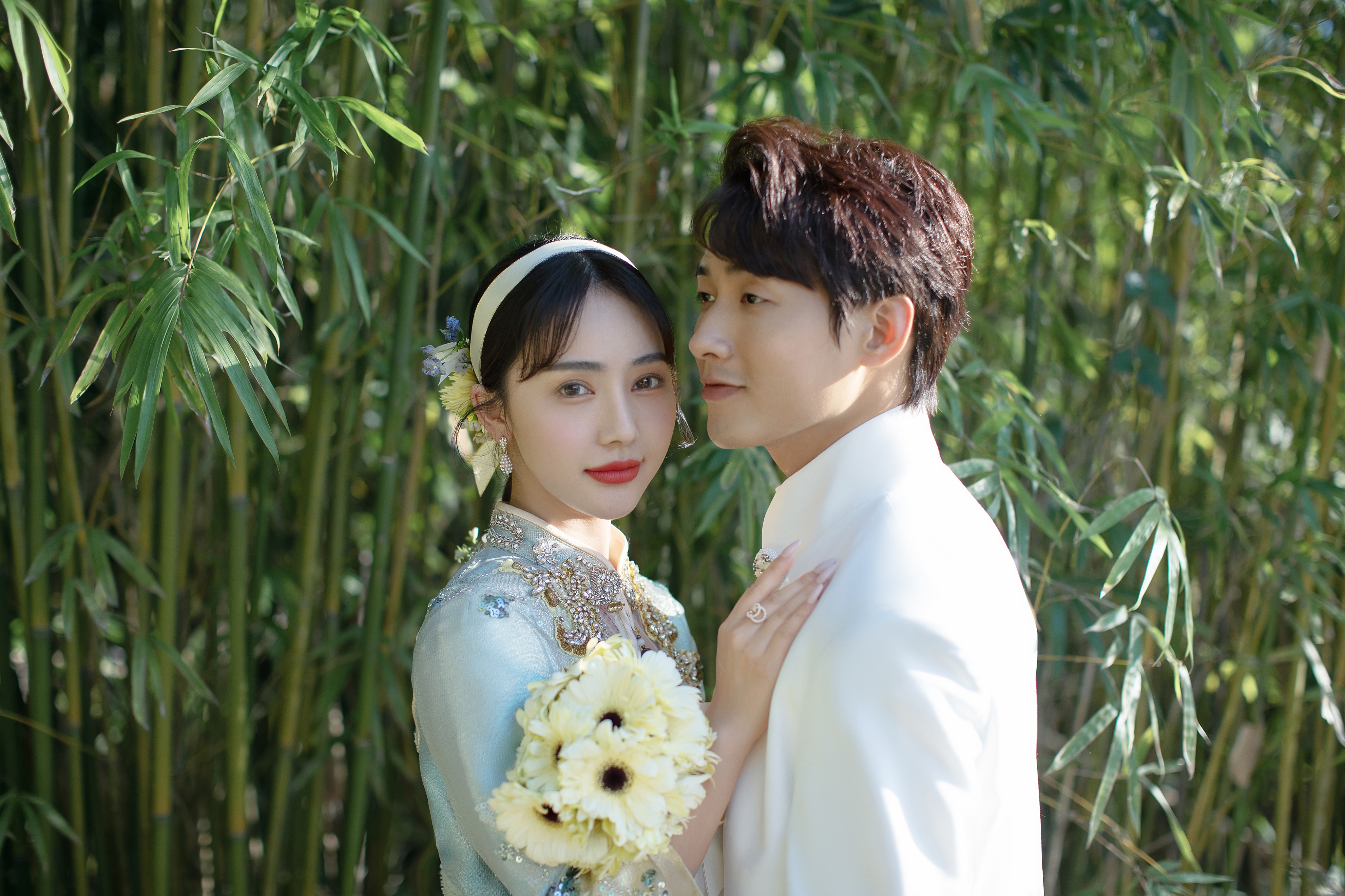 女生婚纱胸贴正确穿法,婚纱胸贴的正确穿戴示范