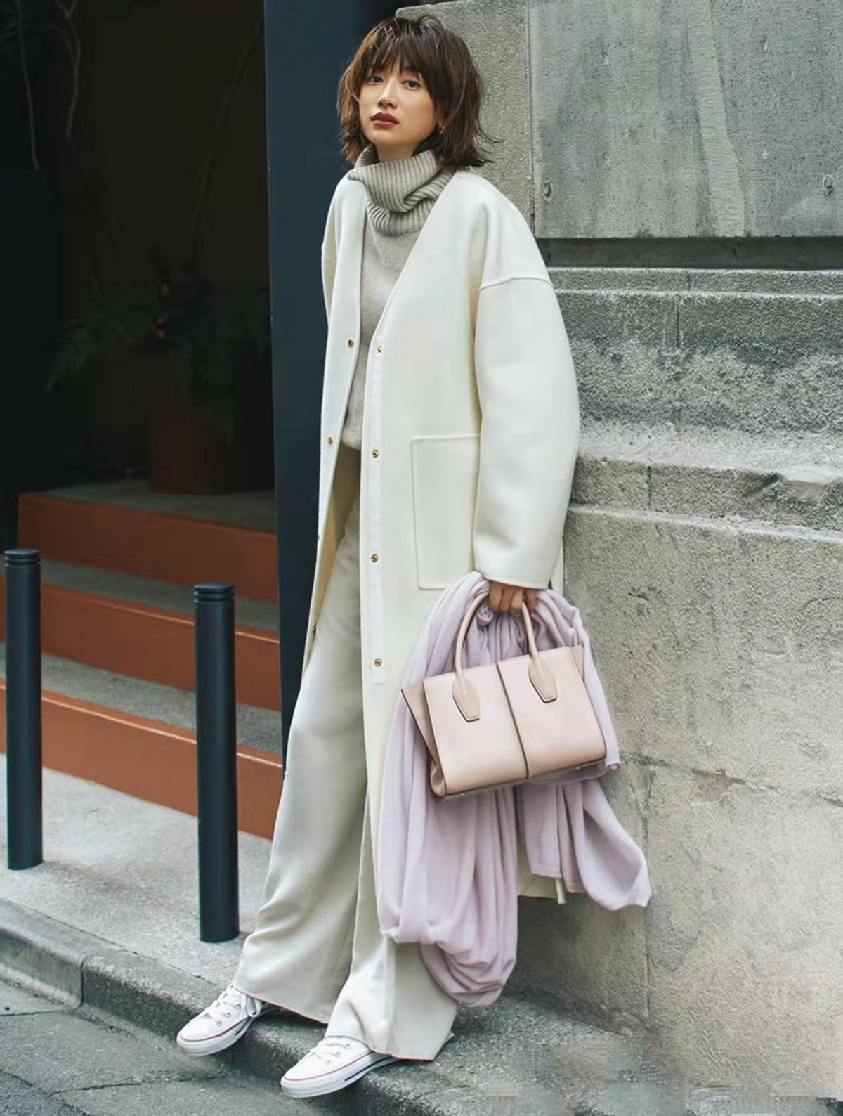 别再乱穿大衣了这样穿才是真高级,白色大衣里面搭配什么颜色显高级