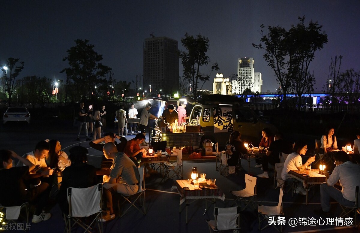 投入3万元钱，我和小伙伴弄了个移动小酒摊，现在每个月收入6万元