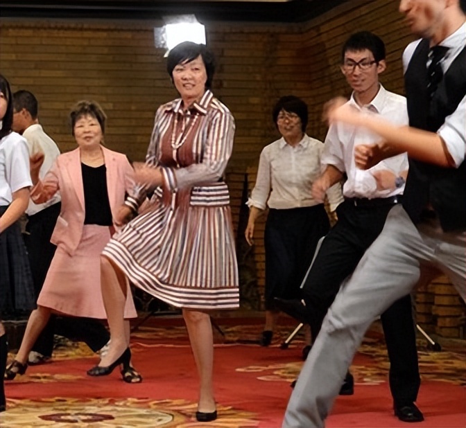 安倍遇刺身亡在场女保镖引热议,安倍妻子对安倍遇刺的反应