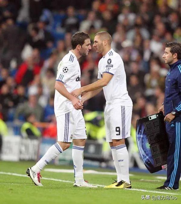 穆里尼奥独自面对球迷嘲讽,穆里尼奥猫狗论发布会