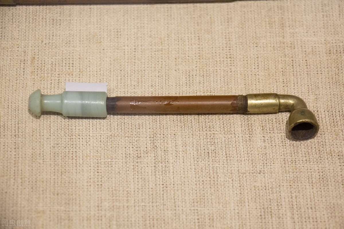 清朝人抽旱烟吗,清朝吸大烟与今人吸烟对比