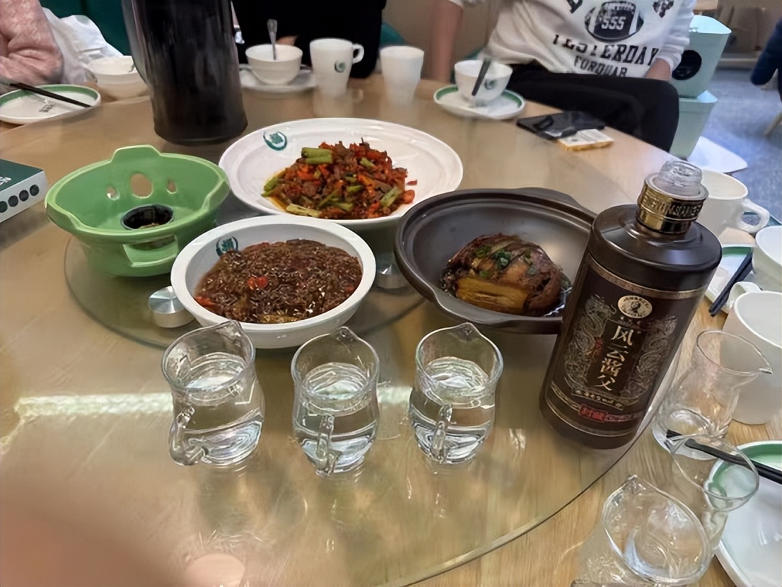 白酒销量第一名牛栏山,牛栏山一年能卖十四亿瓶