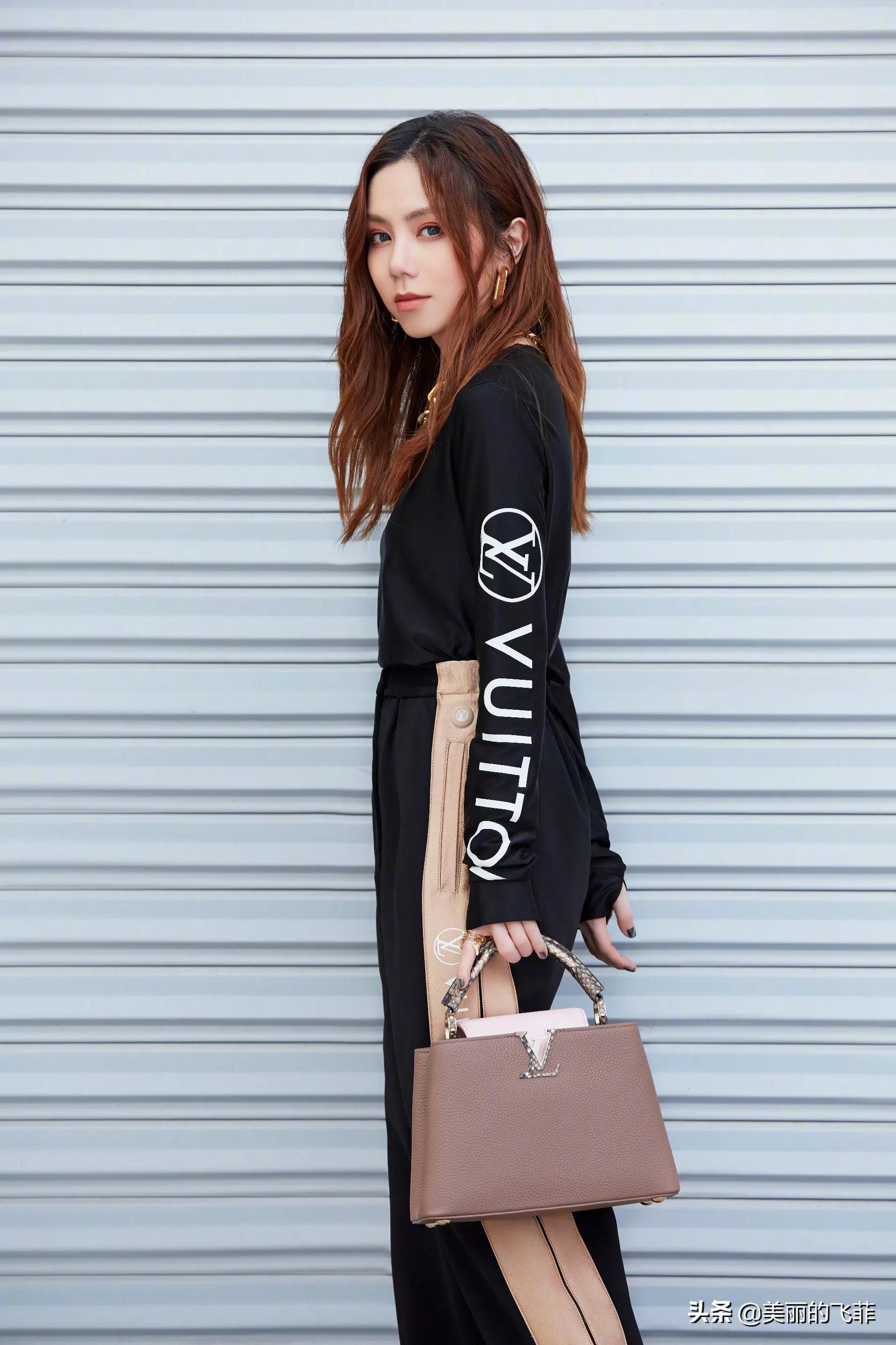 邓紫棋穿皮裤唱歌,邓紫棋穿裙子戴帽子唱歌