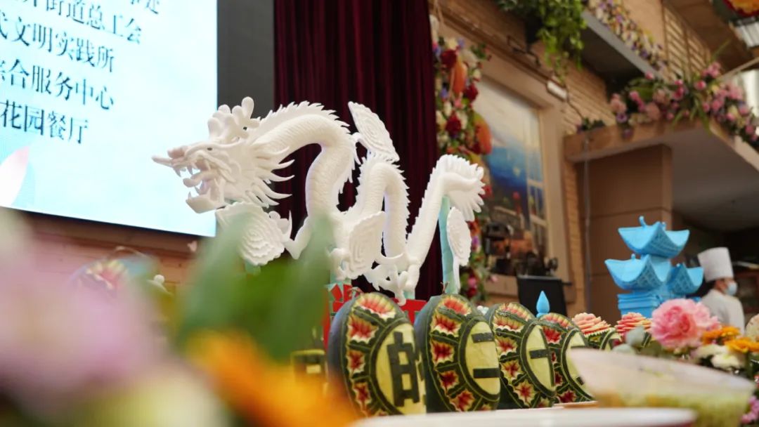 吴井街道妇女同胞创意鲜花美食献礼二十大