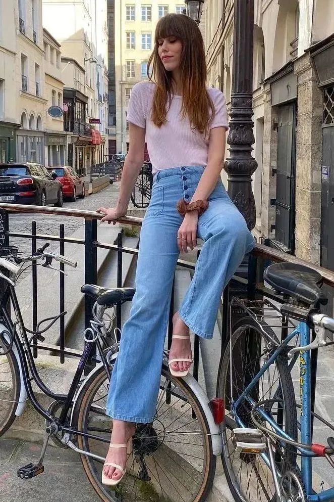 直筒牛仔裤小白鞋穿搭,小白鞋牛仔裤秋冬穿搭图片