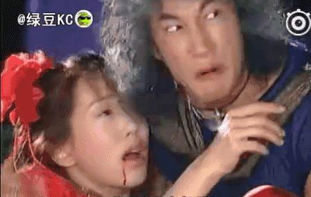 牛角胸罩,诱惑式舔刀尖,这些颠覆三观的镜头,看完让人一言难尽