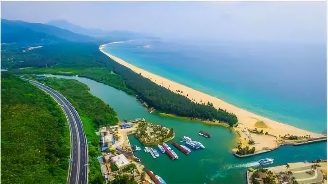 海南晴天的沙滩,海南阳光下的海