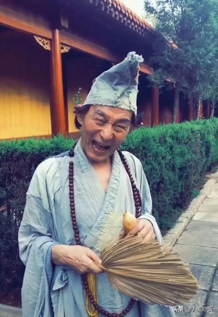 胡歌为老戏骨游本昌济公老师颁奖,胡歌致敬游本昌造型