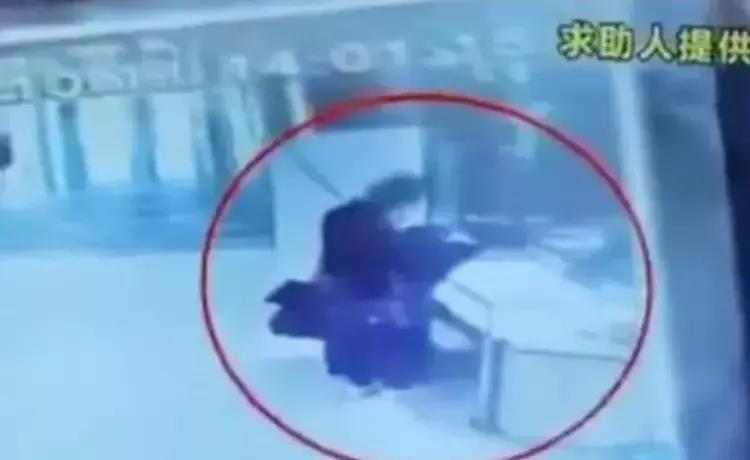 辣眼睛视频!老师*引勾**人妻,电梯里的深情亲吻