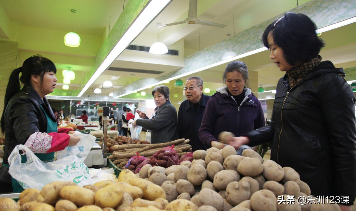 没见过这么砍价的，商家气笑了：我白送你算了