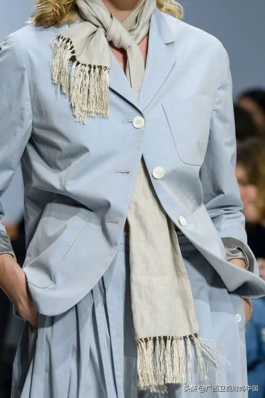 简单又时髦的丝巾系法你学到了吗,美丽时尚精美基础丝巾推荐