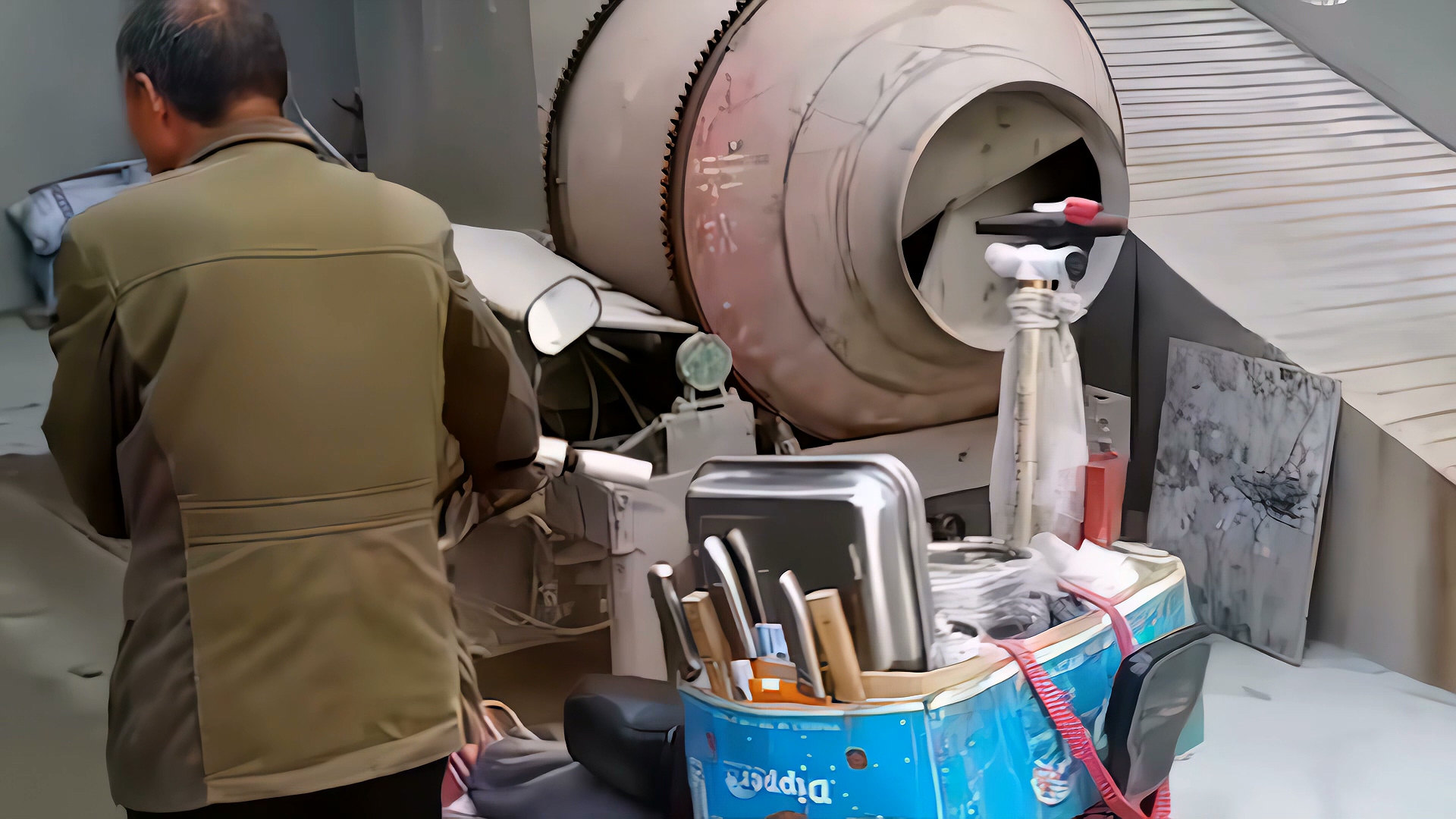 回收“旧手机”套路深，看完背后产业链，你还会拿旧手机换盆吗？