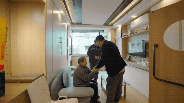 家里老人摔倒该怎么办,家里老人跌倒了买什么东西比较好