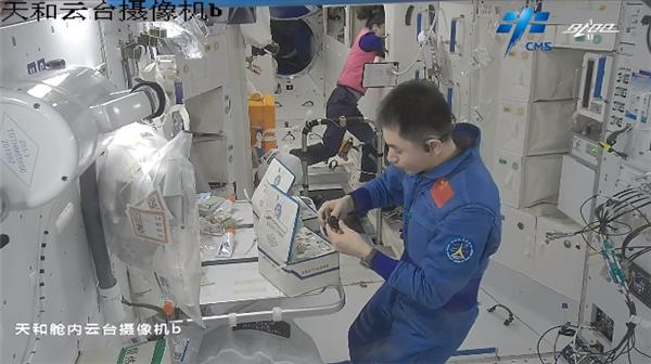 神十三航天员体验太空针灸,神十三航天员能在太空玩手机吗