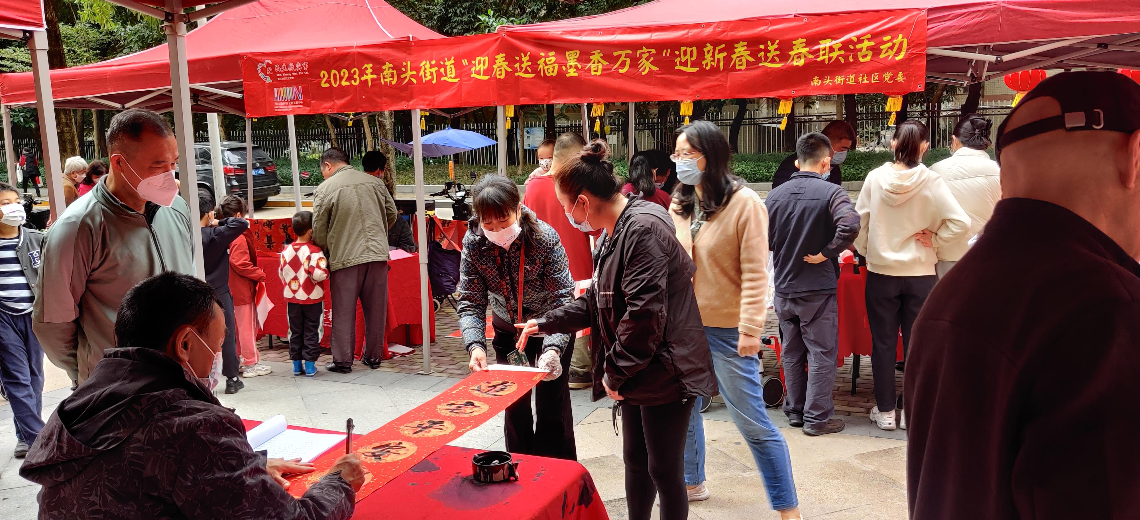 社区新春慰问送春联活动信息,社区开展写春联送祝福公益活动