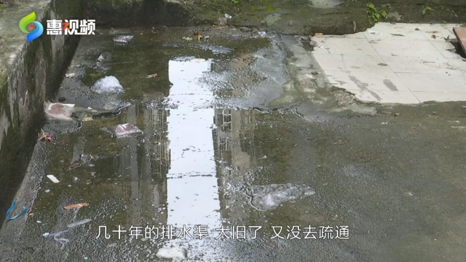小区地势低洼下雨导致储藏室进水,一小区排水管再漏水至污水淤积
