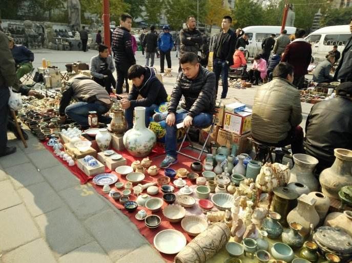 老人捡到一把椅子结果是古董,老人捡到了一把破椅子