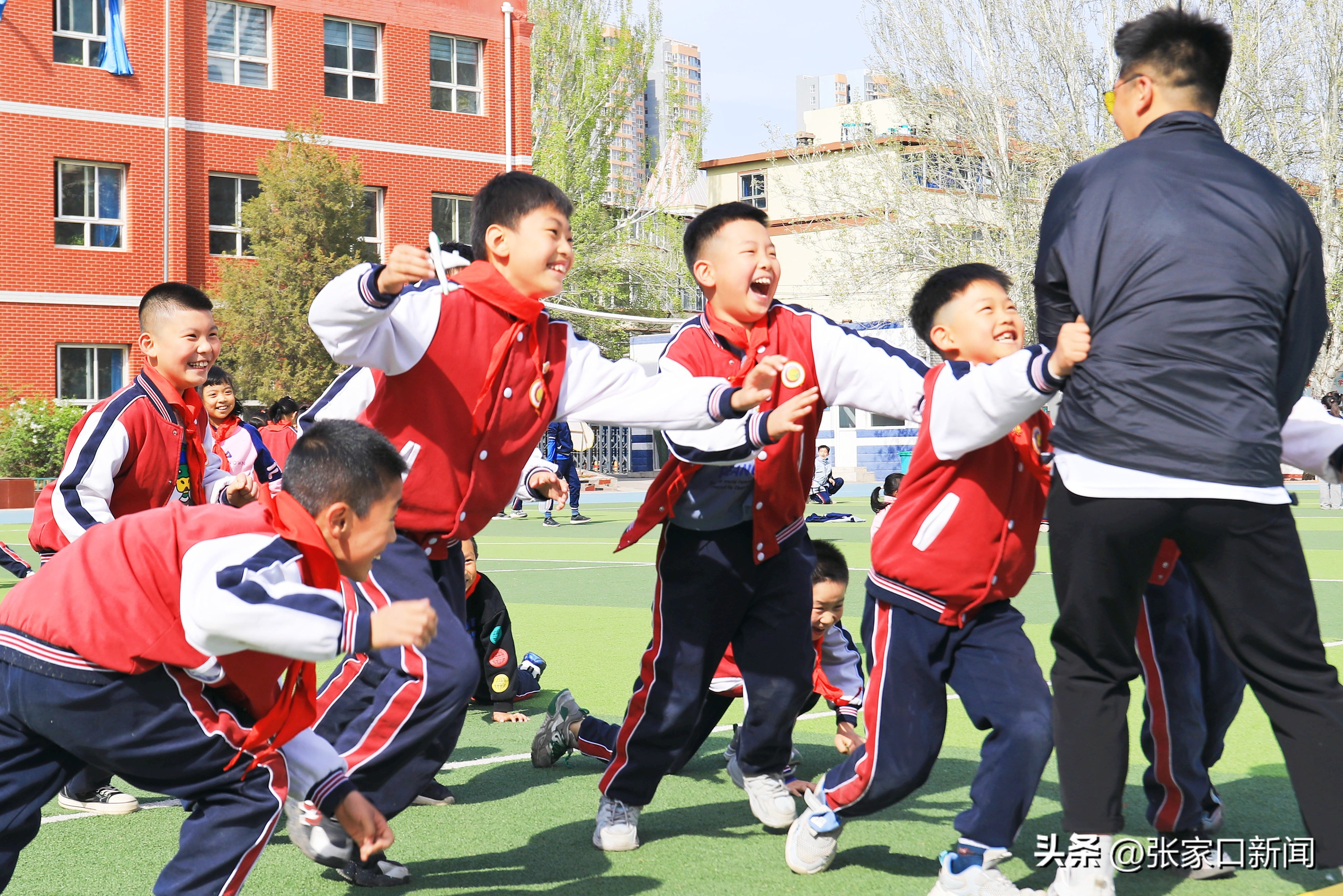 多彩大课间视频跳绳,多彩课间操场活动视频