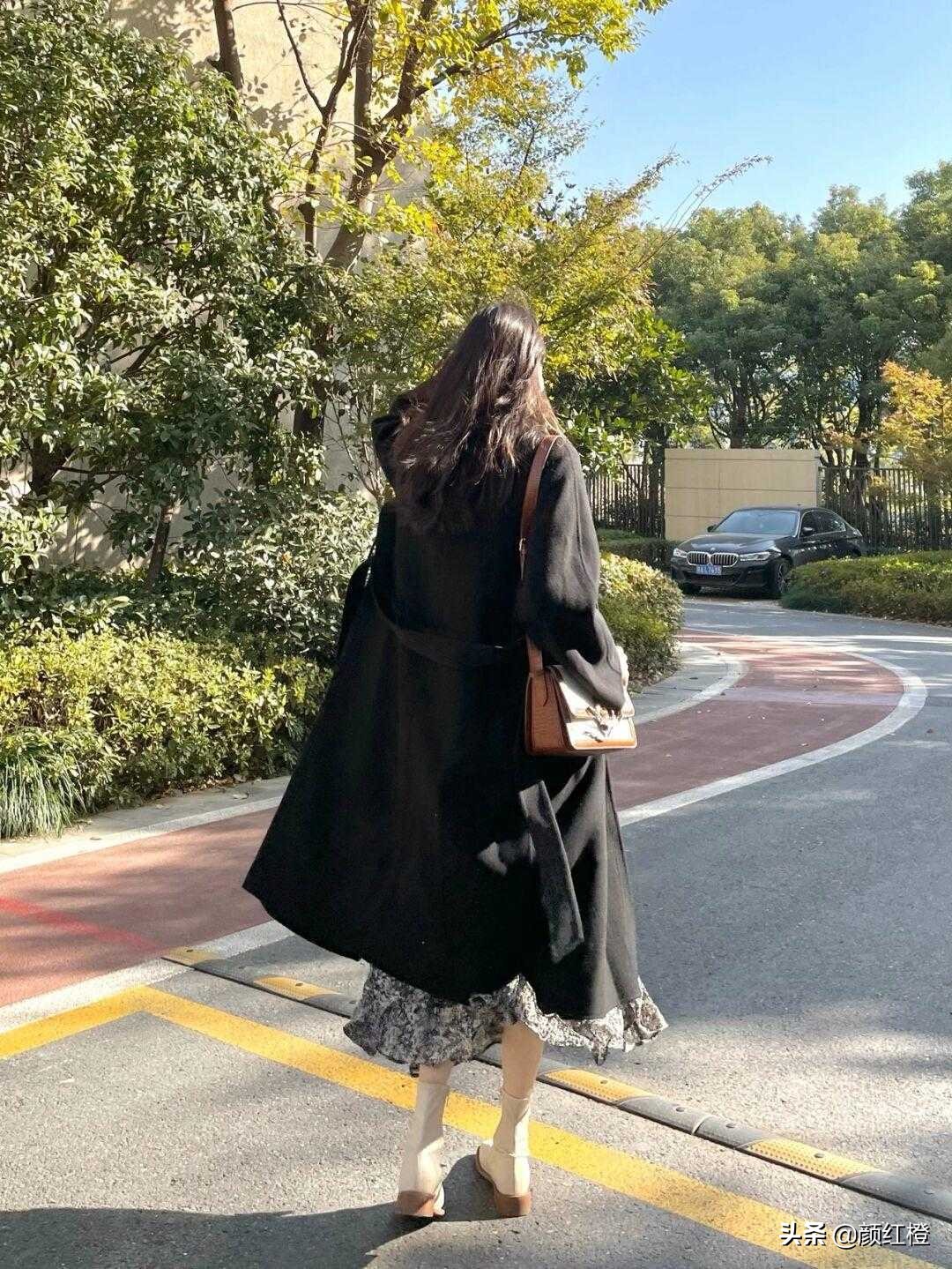 碎花裙开叉款大衣怎么搭配,大衣碎花裙搭配优雅大方有韵味