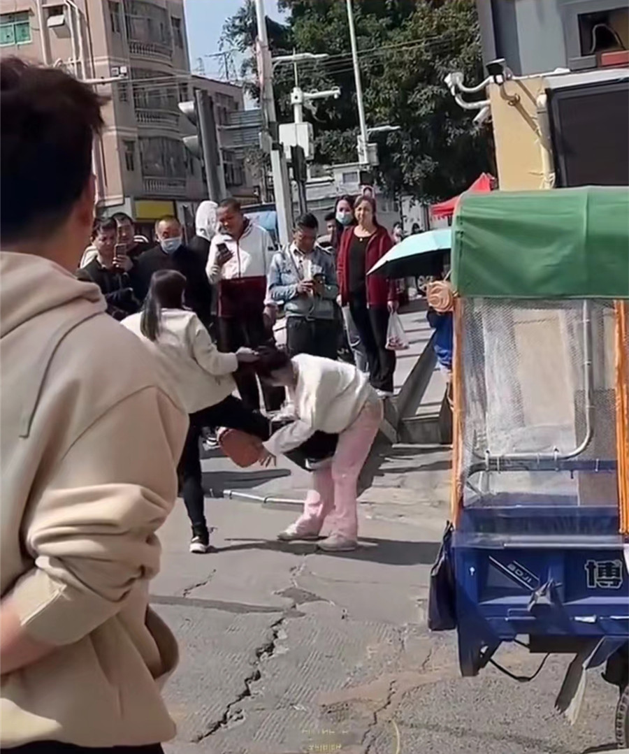 广东女子遭老公暴打后续,破坏别人家庭当街被暴打
