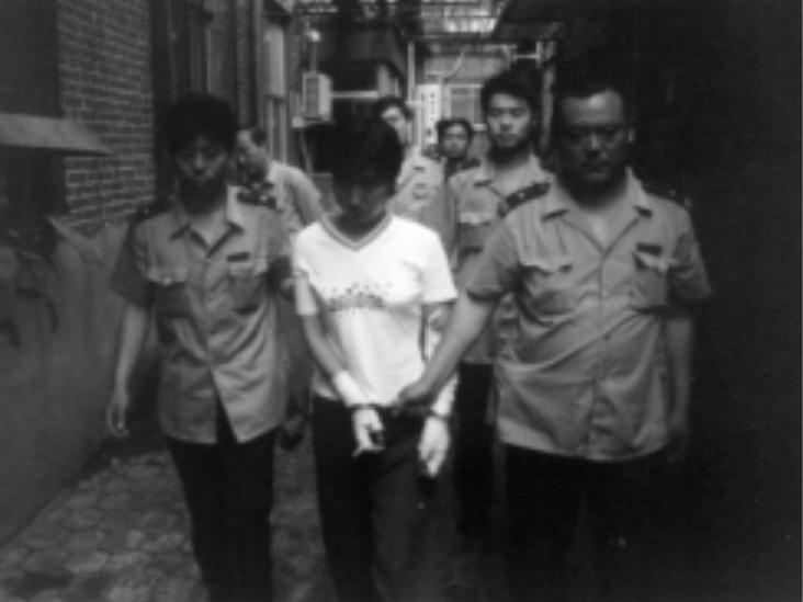 2000年，14岁花季少女被一瓶硝酸烧伤，事后亲婶母坦言：我有责任