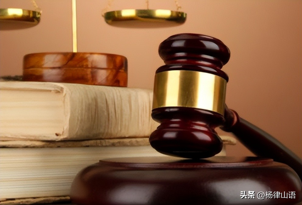 40岁辣妈“晒胸”成瘾，公共场所拍120多张“裸照”，警方已拘捕