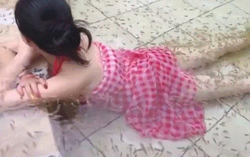 姑娘这么可爱竟然当保安，大叔都忍不住多看两眼，太屈才了: