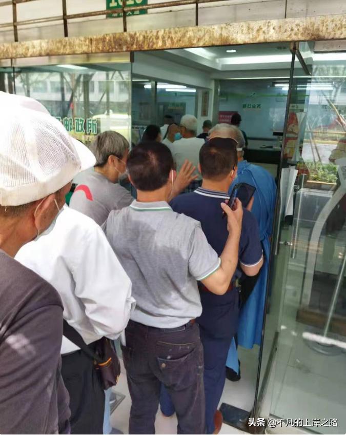 银行下班时间到了但还有人排队,银行为什么排队那么久又不开窗口