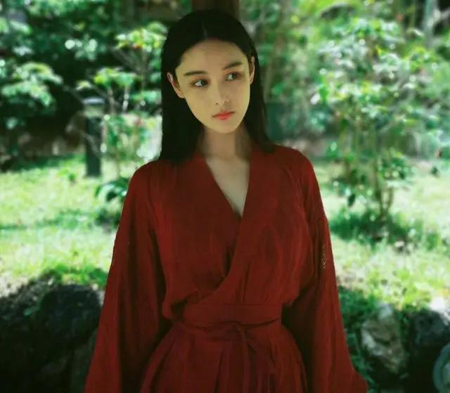 张馨予何捷婚礼晚礼服,张馨予深v礼服