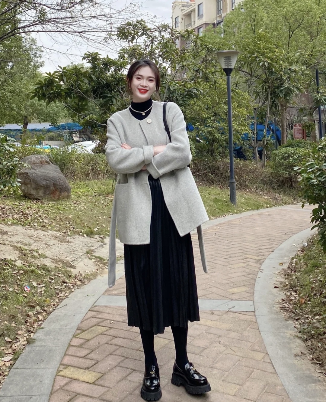 冬季流行鱼尾裙短款羽绒服穿搭,深色羽绒服搭配什么色的半身裙