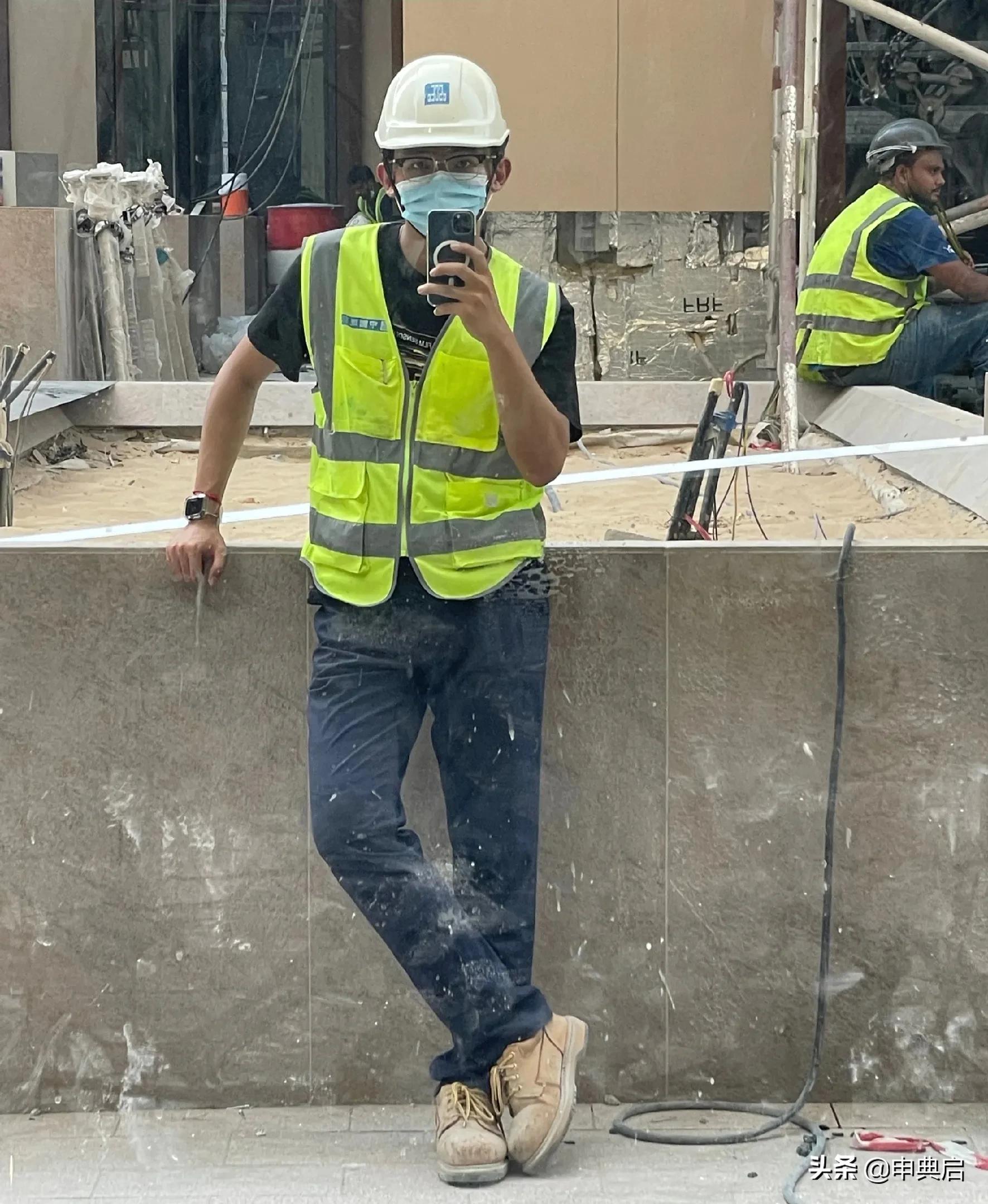小徐是驻迪拜的中建工程师，直言“印度工人效率只有华人的一半”