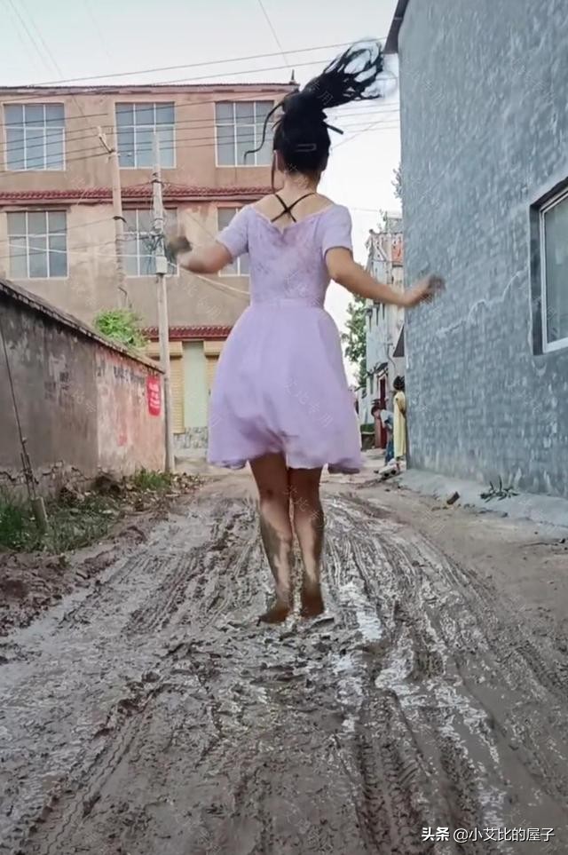女子不顾形象完整视频,女子不顾形象在街头爬行